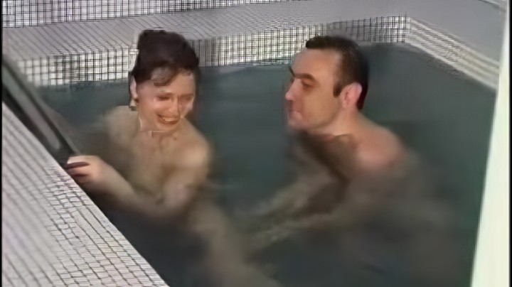 Горячий топлес супруги в бассейне (15 фото эротики)